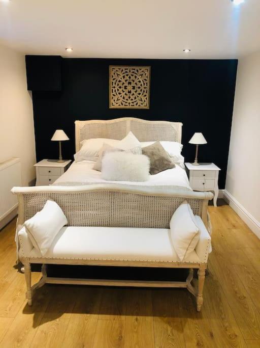 2 Double Bedroom Large Modern Self Contained Apartment Free Parking Camberley Exteriér fotografie