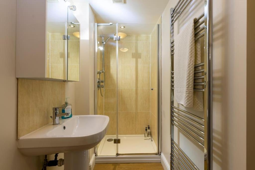 2 Double Bedroom Large Modern Self Contained Apartment Free Parking Camberley Exteriér fotografie