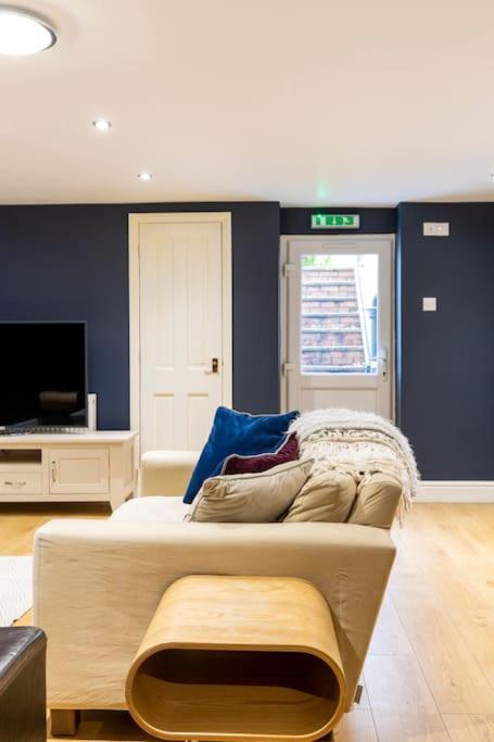 2 Double Bedroom Large Modern Self Contained Apartment Free Parking Camberley Exteriér fotografie