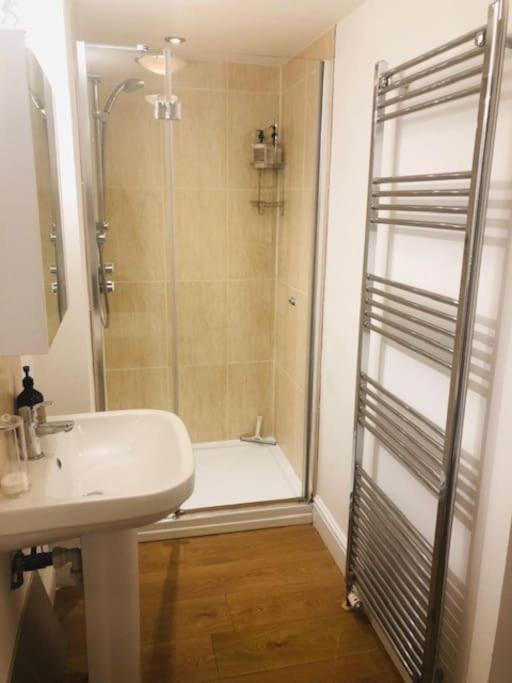2 Double Bedroom Large Modern Self Contained Apartment Free Parking Camberley Exteriér fotografie