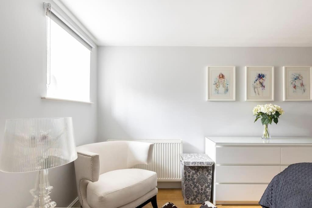2 Double Bedroom Large Modern Self Contained Apartment Free Parking Camberley Exteriér fotografie