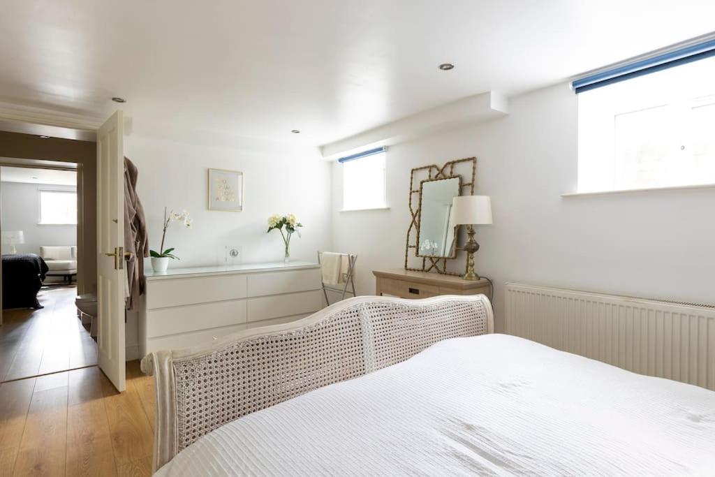 2 Double Bedroom Large Modern Self Contained Apartment Free Parking Camberley Exteriér fotografie